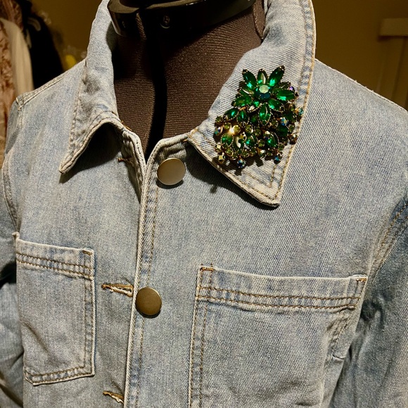 Elegant Green Crystal and AB Stones Brooch - Picture 6 of 10